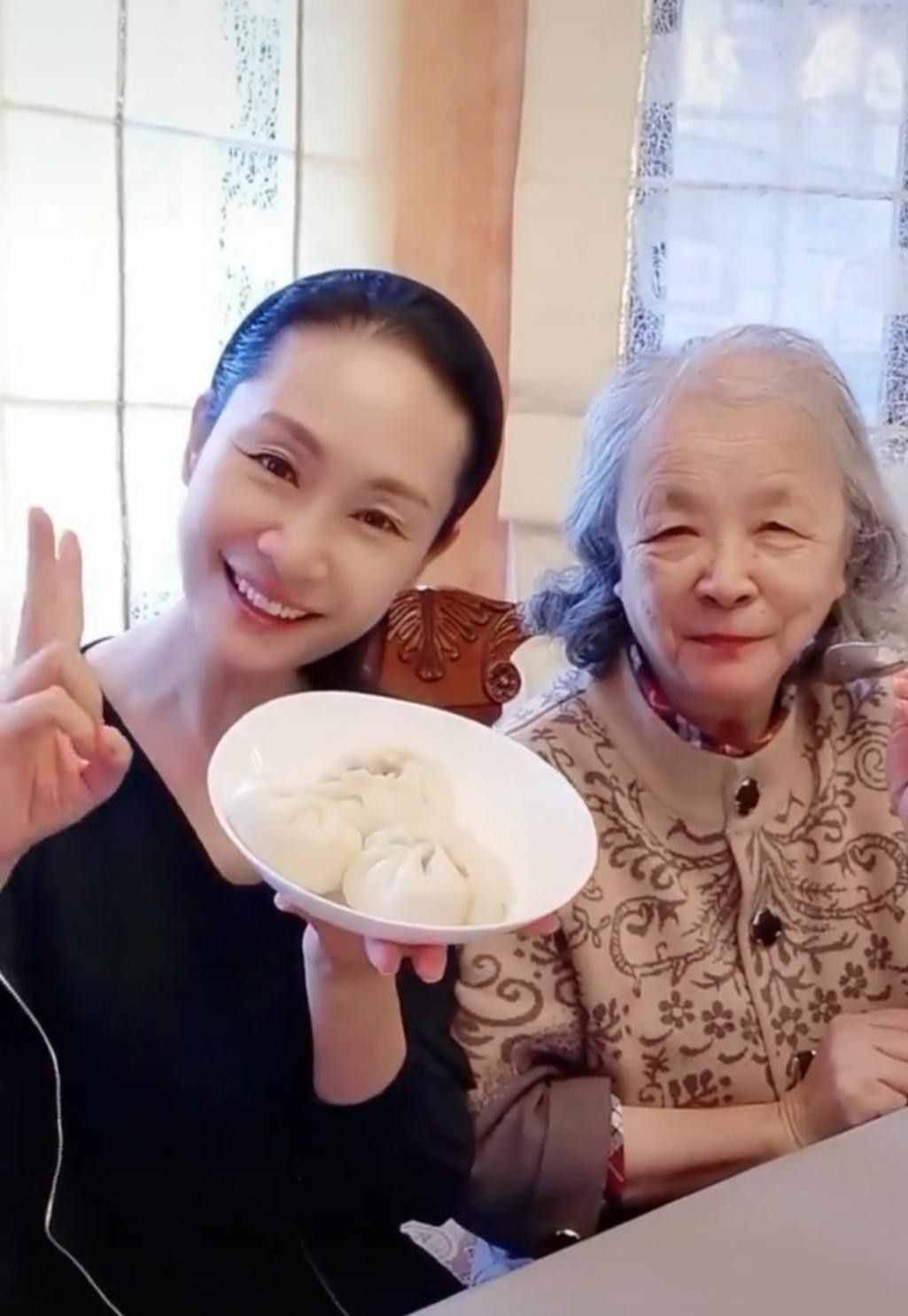 56岁于文华带84岁婆婆吃早餐，皮肤紧致似少女，二婚网恋嫁音乐家