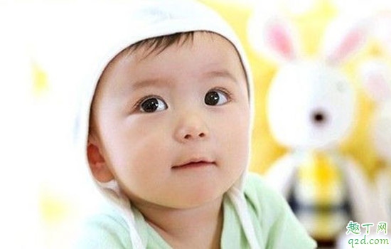 ​宝宝眼皮血管明显是怎么回事 宝宝眼皮上有个小疙瘩怎么回事