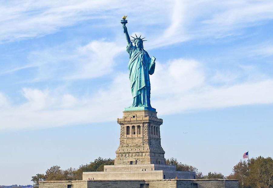 自由女神像是哪个国家送给美国的礼物？是为了纪念什么？