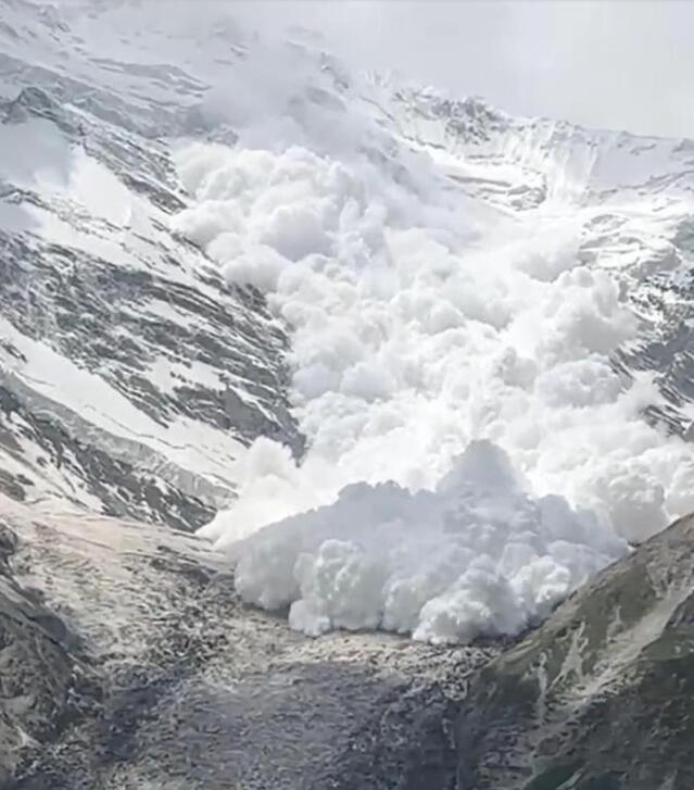 游客新疆旅游拍下雪崩全过程 网友：场面过于震撼