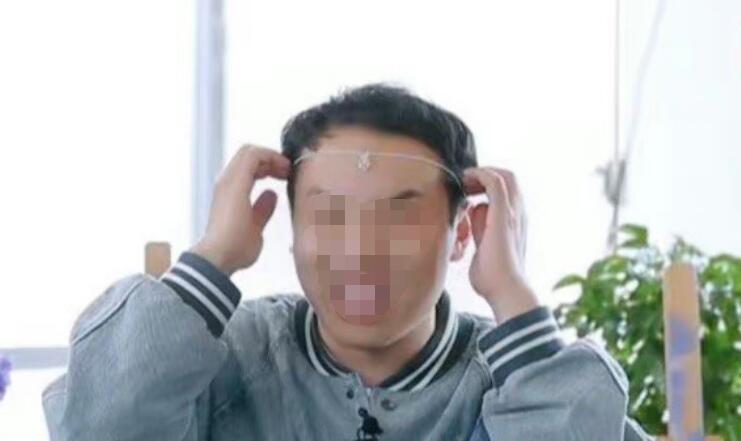 徐志胜头太大把项链卡住了登百度热搜 网友调侃:他在攒段子