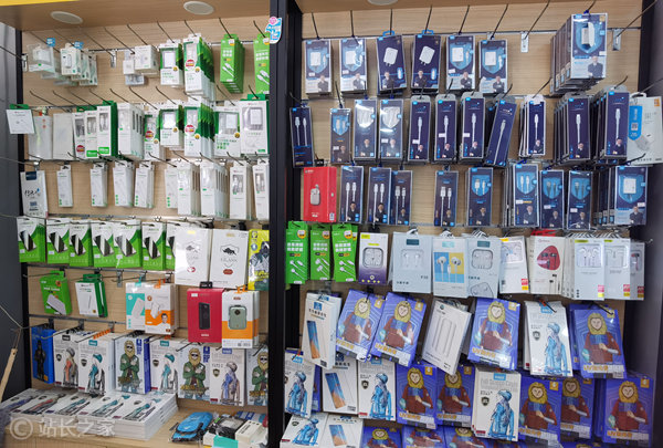 男子手机贴膜被收费185元 网友:哪来的自信收这个价格